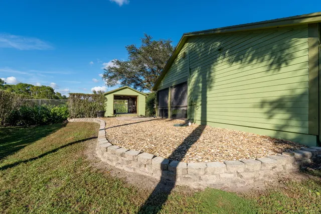 a view of a backyard with palm trees