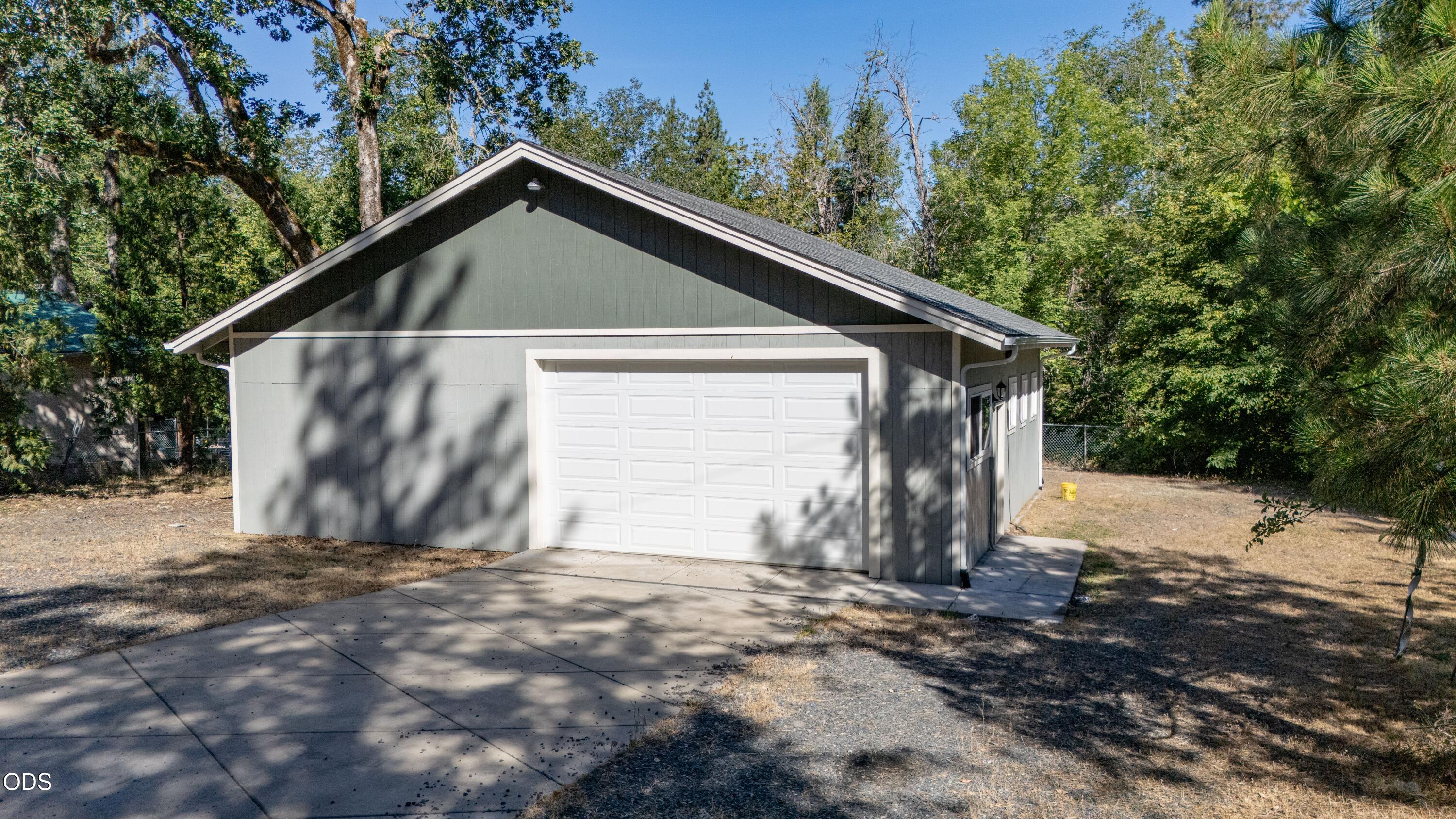 2750 Granite Hill Road Grants Pass, OR 97526 - Photo 2 of 47