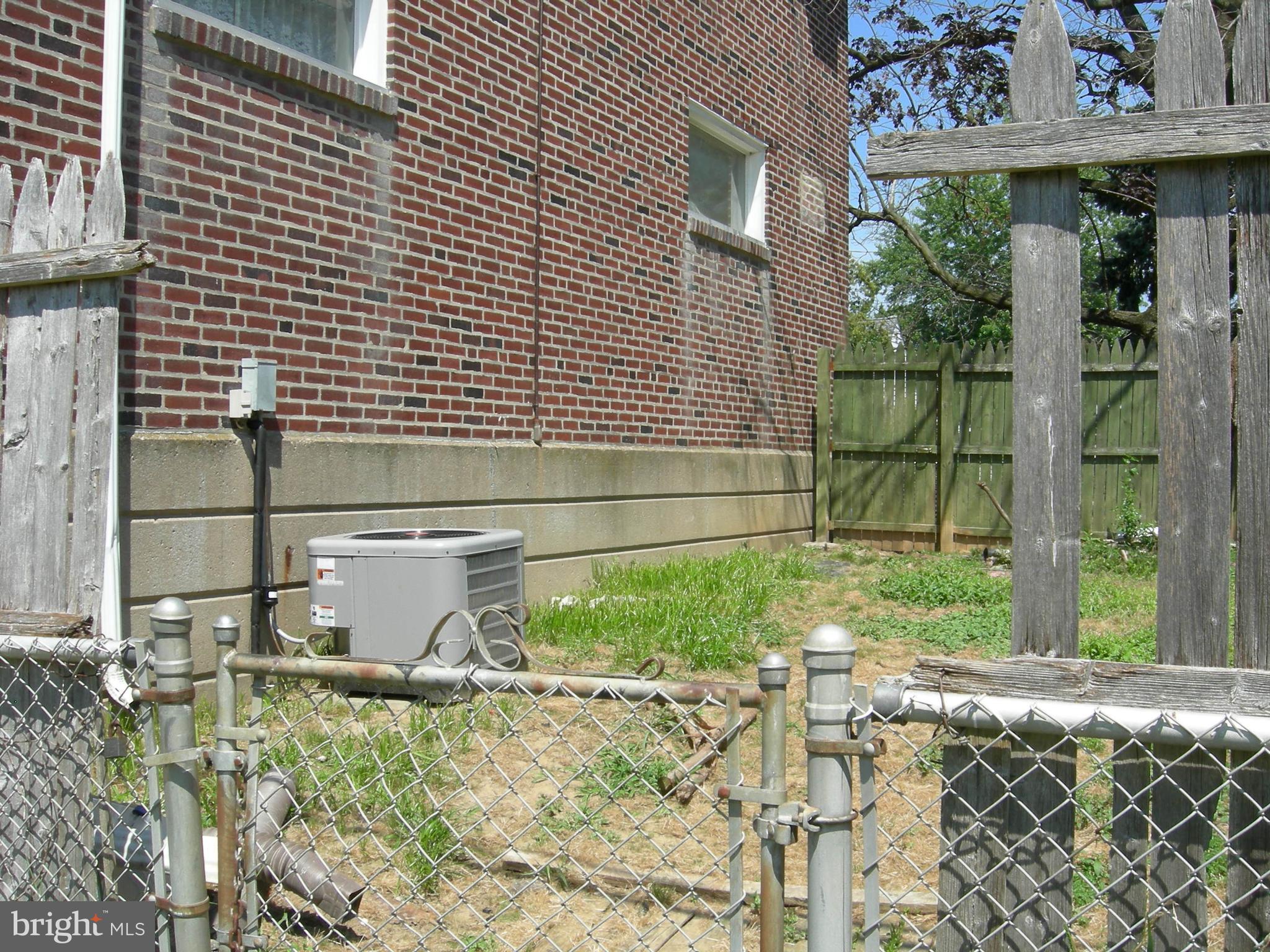 366 Rively Avenue Collingdale, PA 19023 - Photo 5 of 24 side yard