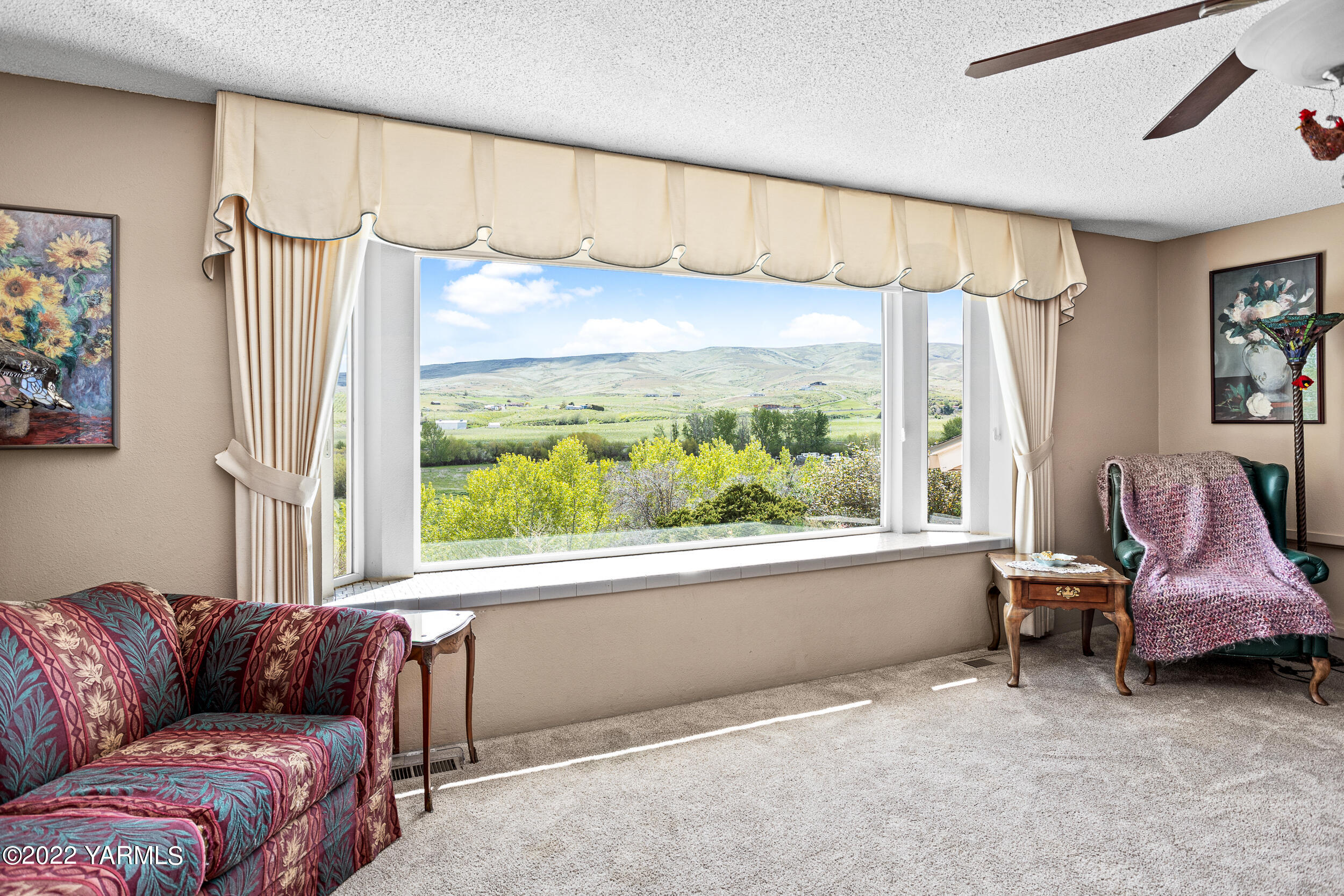 161 Track Road Cowiche, WA 98923 - Photo 9 of 51 a living room with furniture and a window
