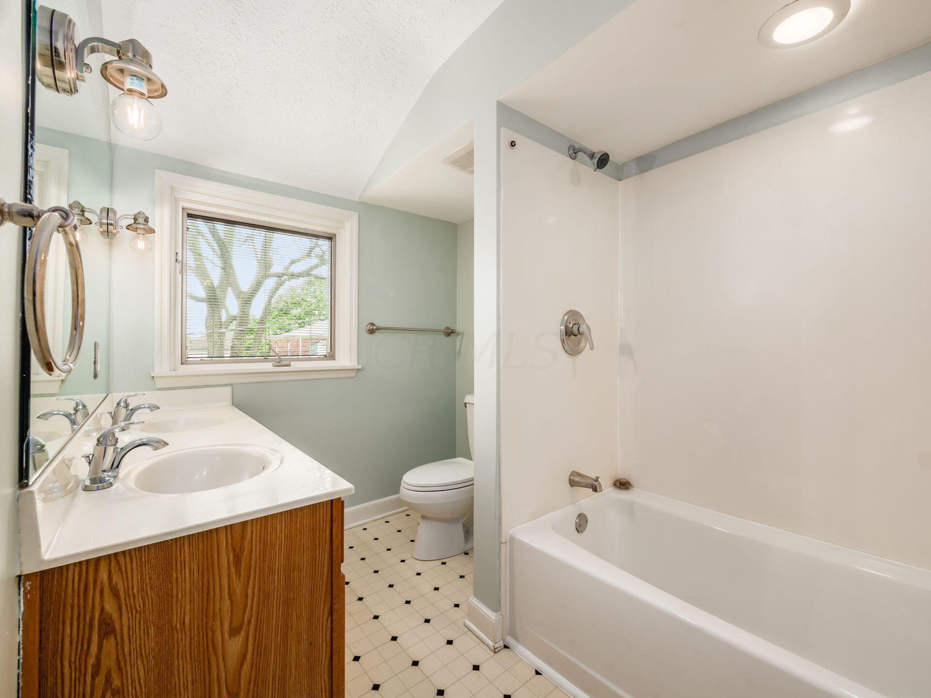 1981 Inchcliff Road Columbus, OH 43221 - Photo 20 of 43 2nd Floor Full Bath