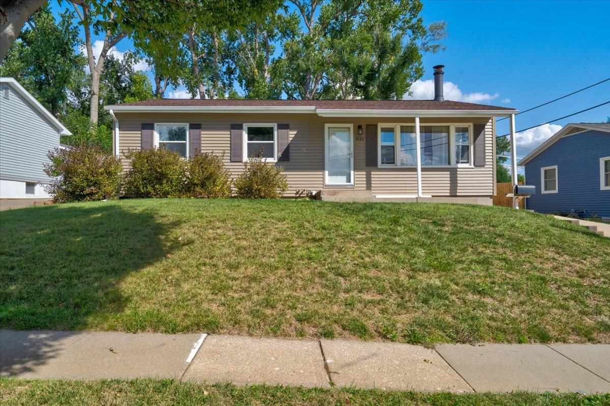 821 Cheyenne Road Northwest Cedar Rapids, IA 52405 - Photo 2 of 29 Gallery Image 2