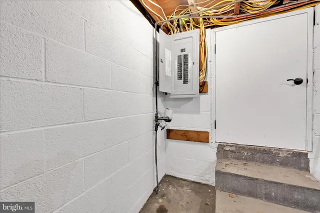 a view of walk in closet