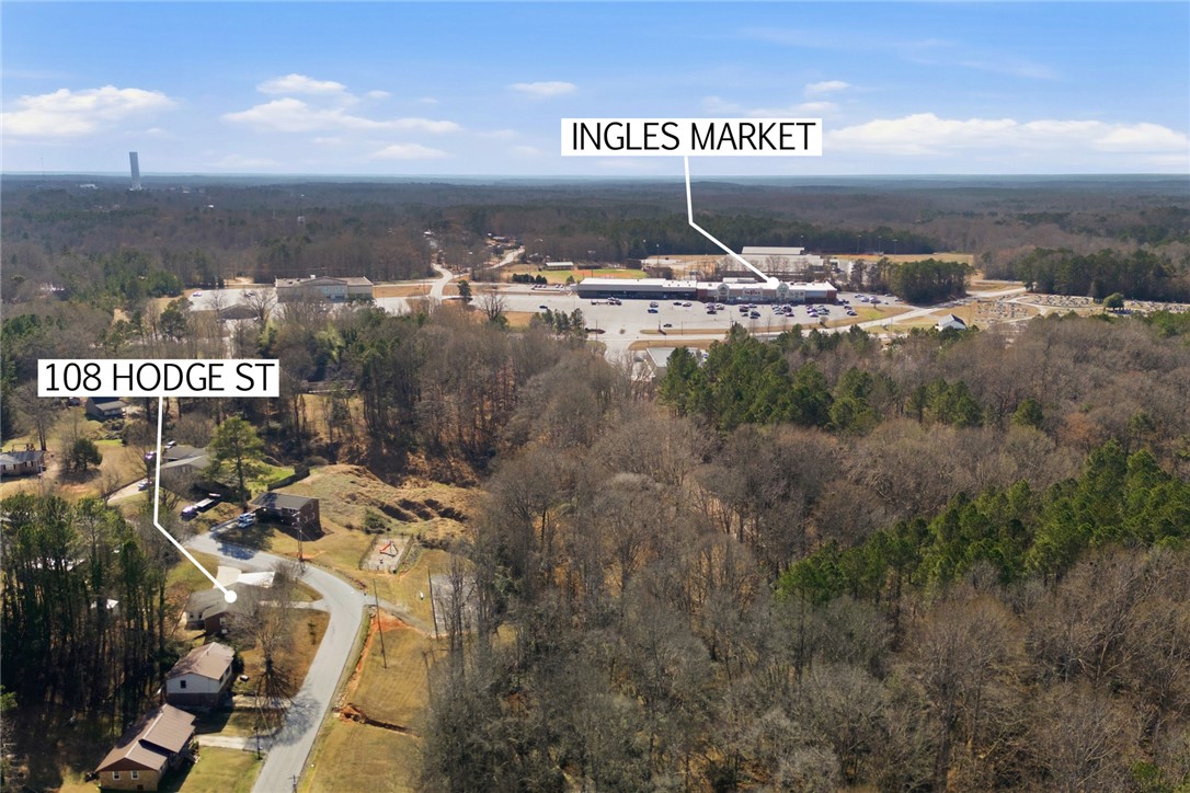 108 Hodge Street Abbeville, SC 29620 - Photo 35 of 39 An aerial perspective reveals a prime building lot near local amenities, offering both seclusion and convenience.