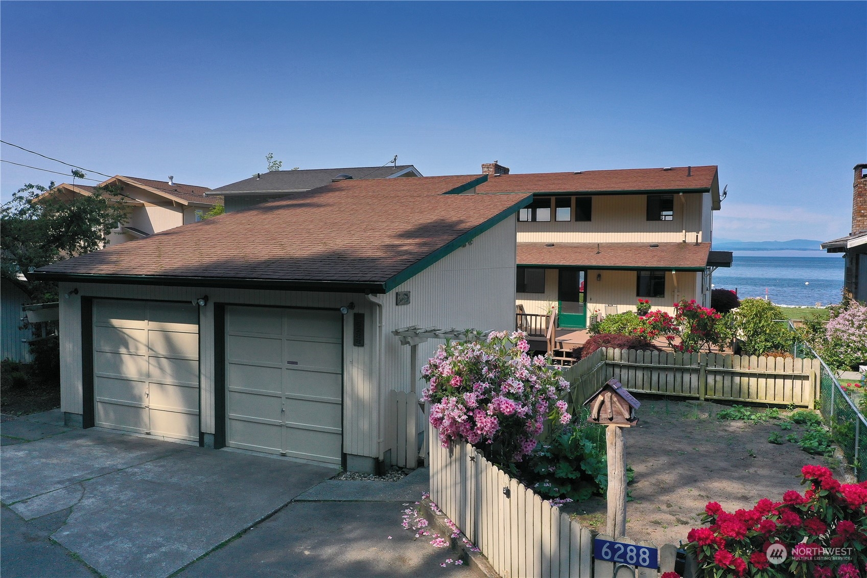 6288 Barr Beach Road Freeland, WA 98249 - Photo 11 of 40 a front view of a house with a porch