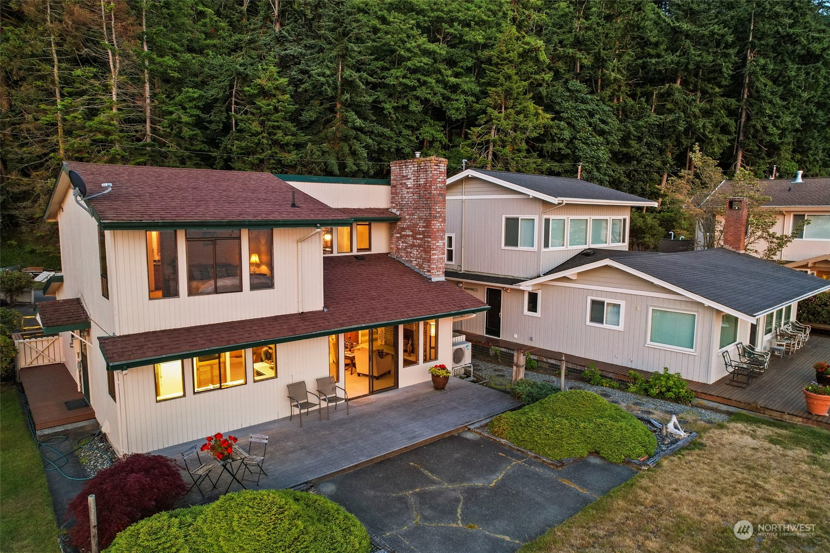6288 Barr Beach Road Freeland, WA 98249 - Photo 10 of 40 a front view of a house with garden