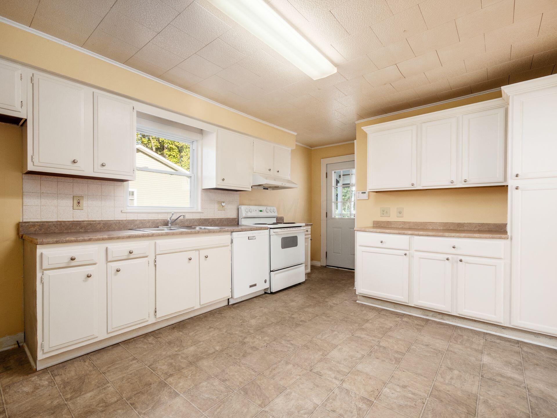 2596 Zollinger Road Columbus, OH 43221 - Photo 11 of 32 011_bbcc_i 2596 Zollinger 011