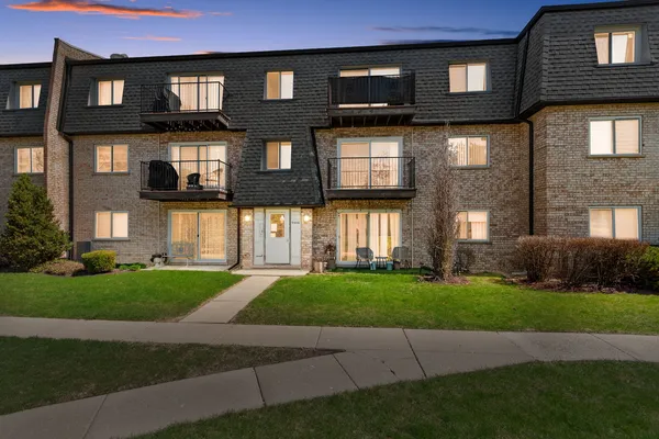 $1,850 | 9446 Bay Colony Drive, Unit 2S, Des Plaines, IL 60016