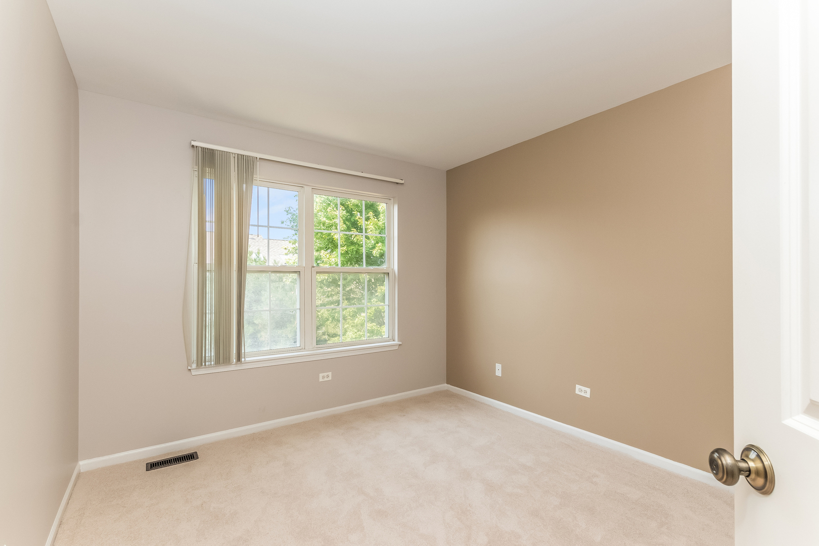 2865 Vernal Lane Naperville, IL 60564 - Photo 18 of 26