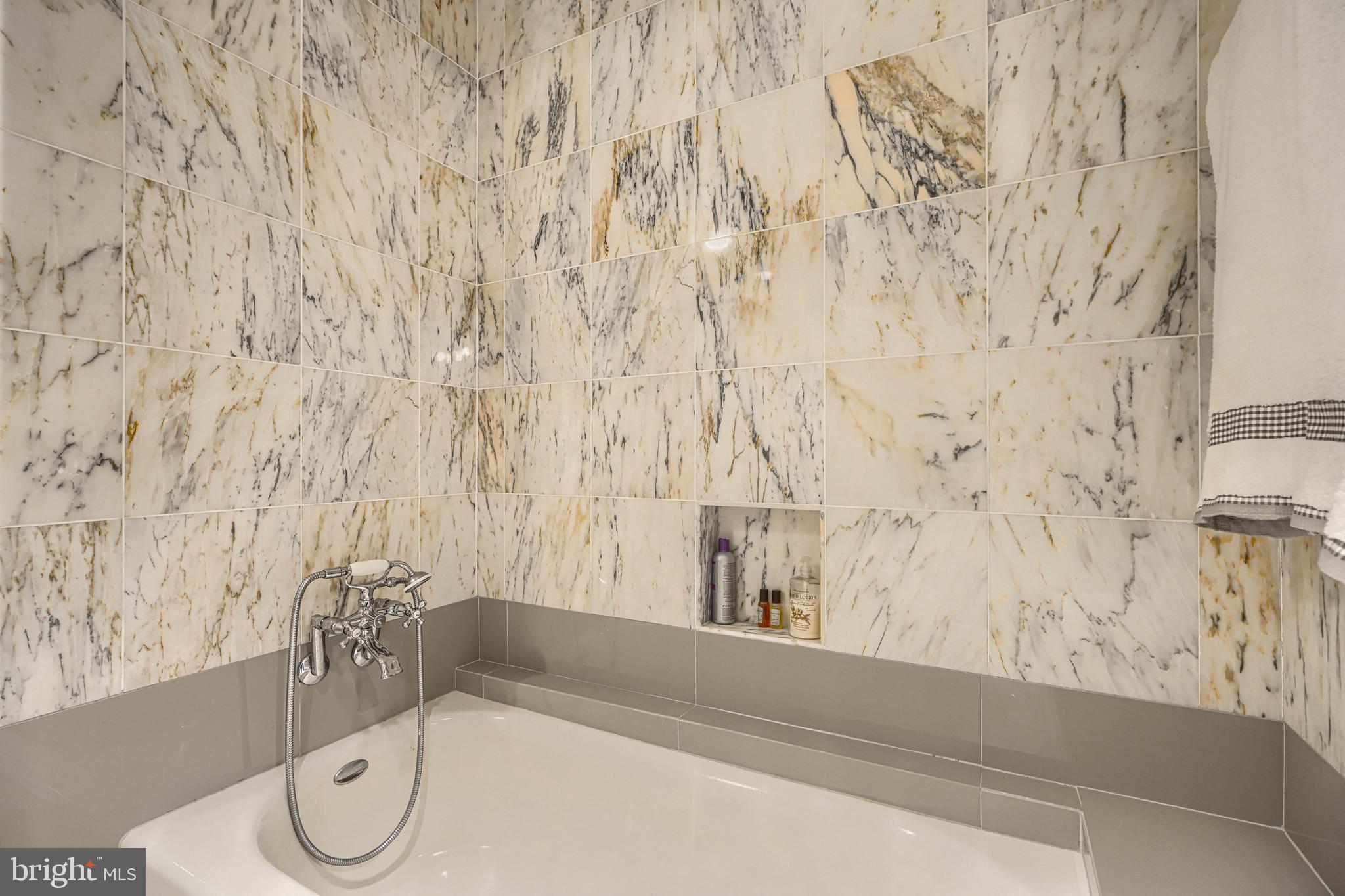3801 Canterbury Road, Unit 912 Baltimore, MD 21218 - Photo 59 of 79 Tub