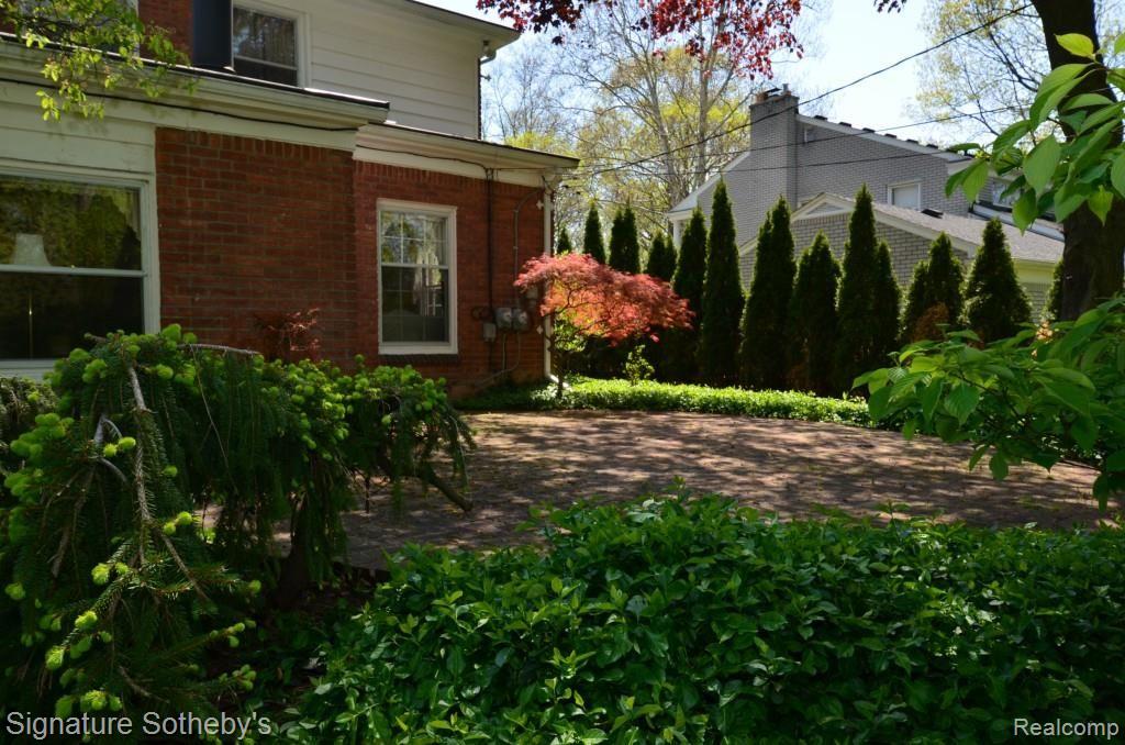709 Tottenham Road Birmingham, MI 48009 - Photo 2 of 28 Private and Serene Back Yard