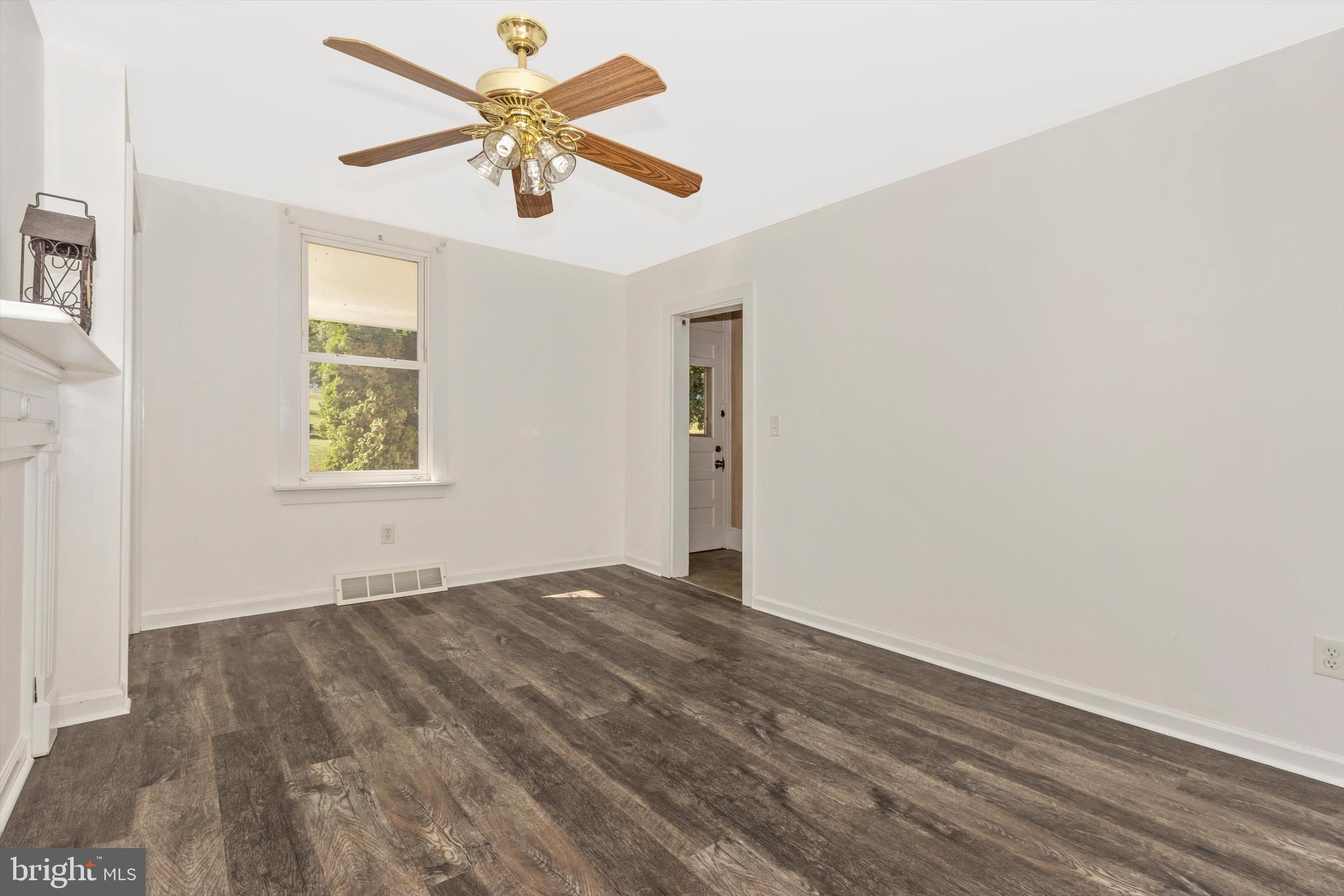 13634 Glissans Mill Road Mount Airy, MD 21771 - Photo 5 of 49 Living Room