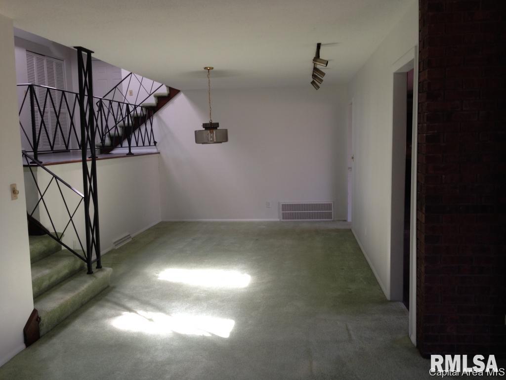 11 Timberhill Springfield, IL 62704 - Photo 4 of 19