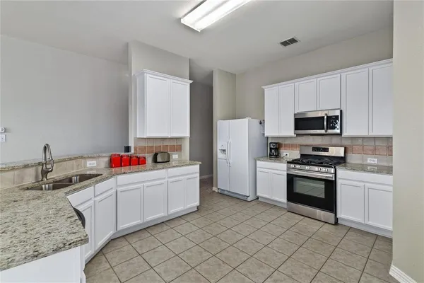 $2,150 | 2825 Dawn Spring Drive, Little Elm, TX 75068