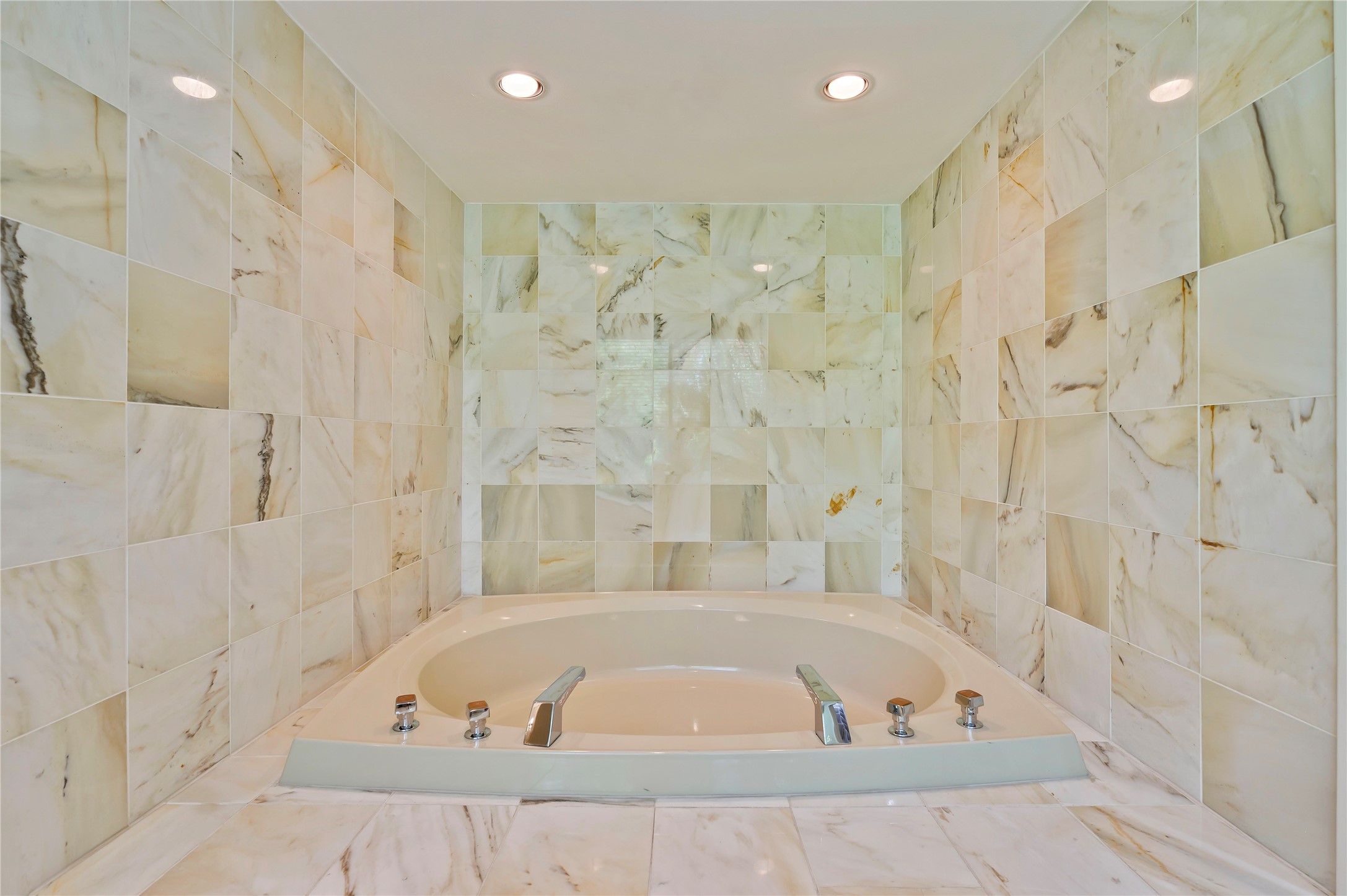 5300 Mercer Street, Unit 7 Houston, TX 77005 - Photo 29 of 41 Huge soaking tub