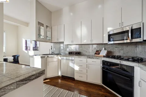 $998,000 | 11 Hawks Hill Court, Oakland, CA 94618