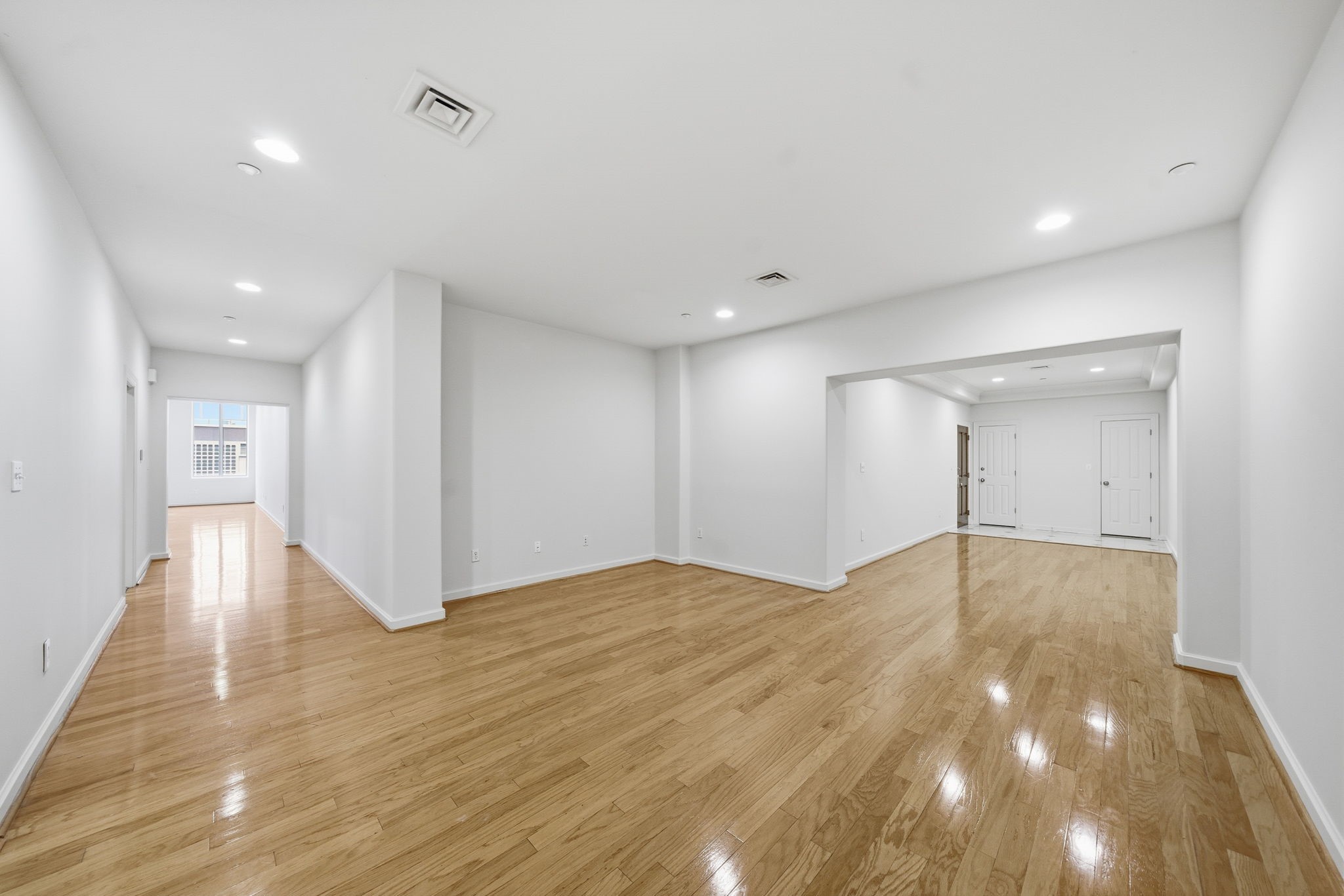 914 Main Street, Unit 704 Houston, TX 77002 - Photo 5 of 22 a view of empty room with wooden floor