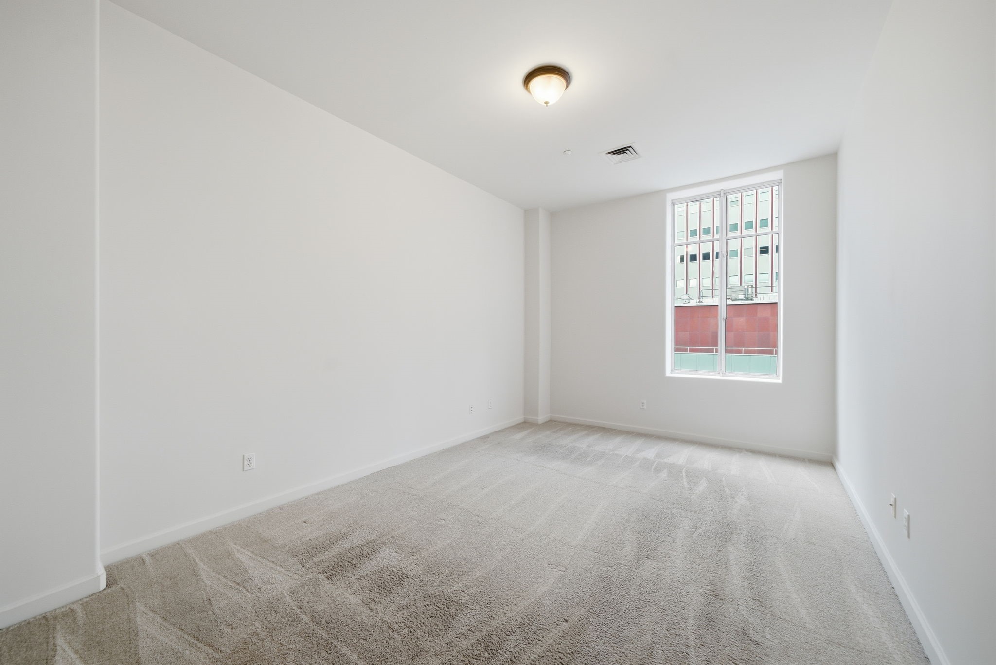 914 Main Street, Unit 704 Houston, TX 77002 - Photo 8 of 22 an empty room with windows