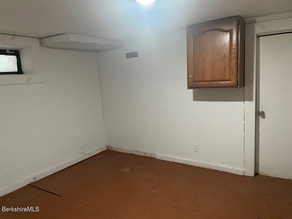 21 Woodleigh Road Pittsfield, MA 01201 - Photo 16 of 27 20260623_192319666_iOS