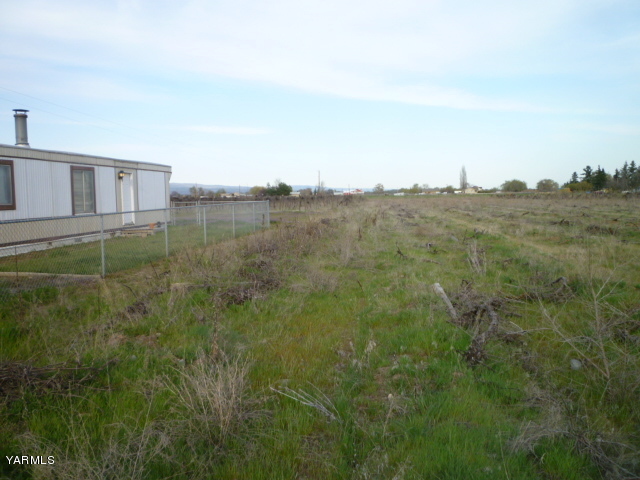 1348 Branch Road Toppenish, WA 98948 - Photo 5 of 7 a view of a backyard