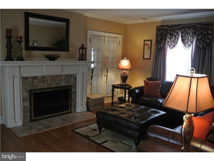 1015 Rhawn Street Philadelphia, PA 19111 - Photo 5 of 25 Living Room