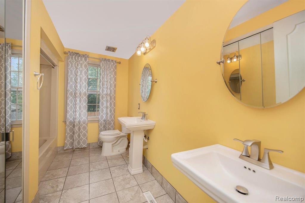 20160 Holiday Road Grosse Pointe Woods, MI 48236 - Photo 19 of 23