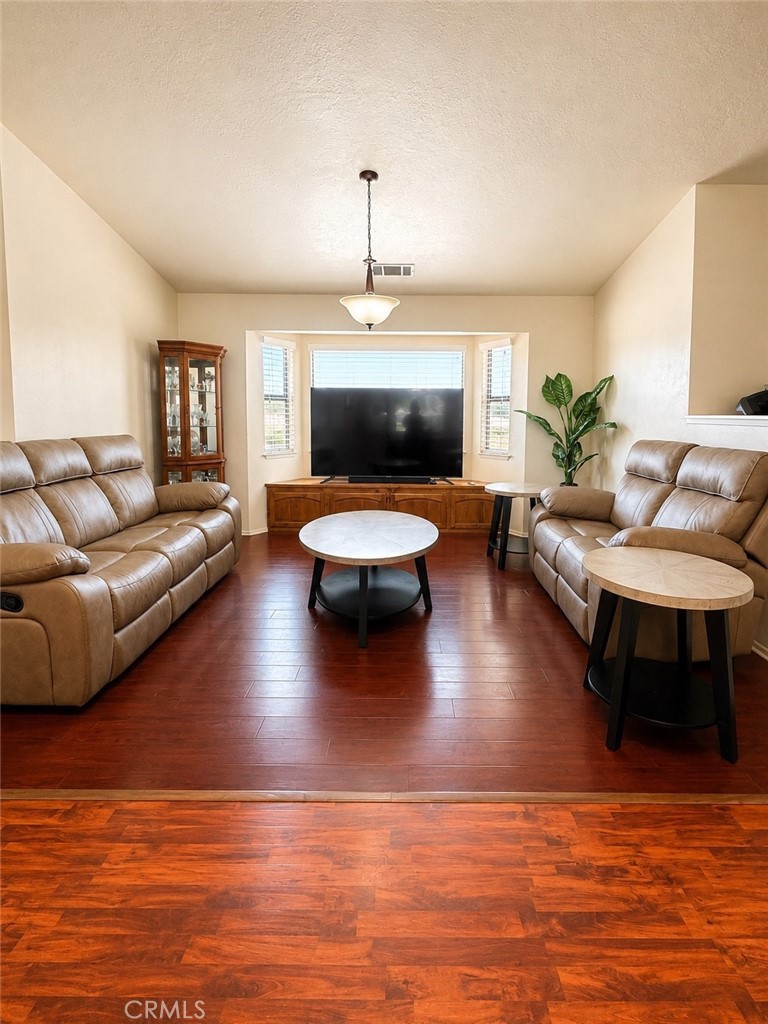 14829 Navajo Road Apple Valley, CA 92307 - Photo 2 of 19 Living Room