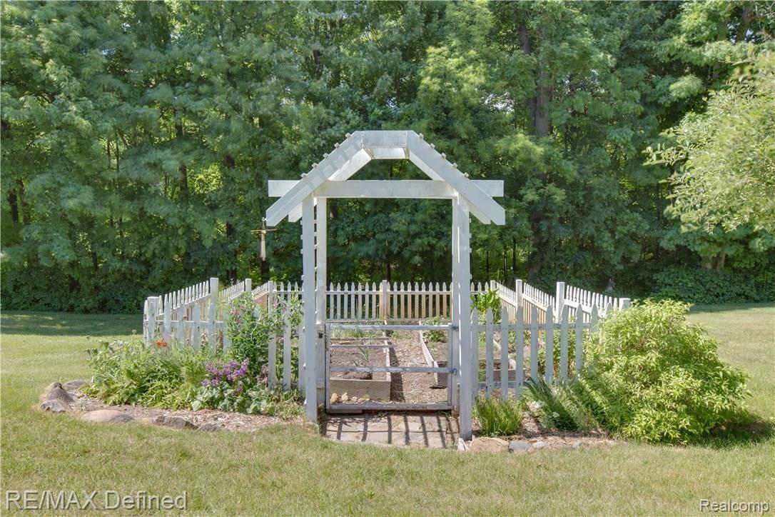 1840 East Gunn Road Rochester, MI 48306 - Photo 46 of 71 44.jpg