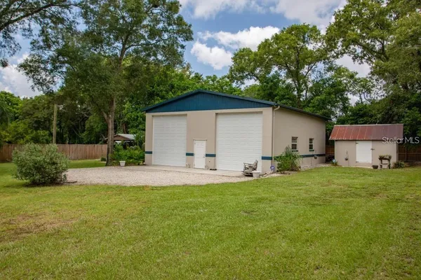a view of a house with backyard and garden