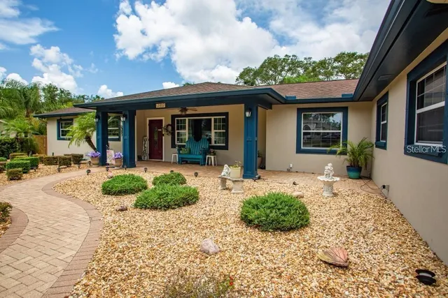 a view of a house with porch and entertaining space
