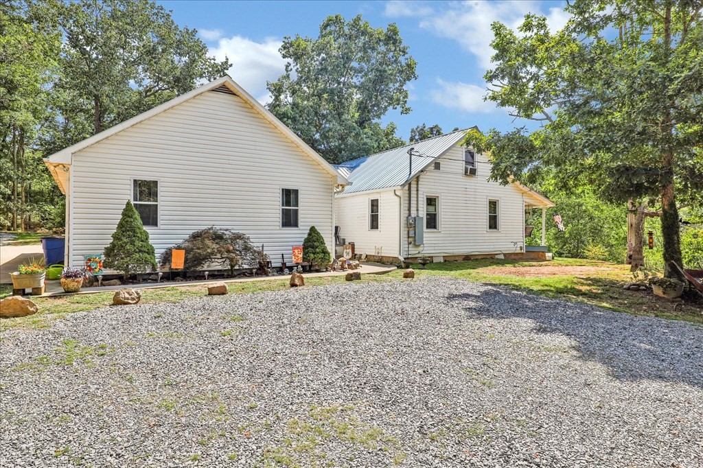 1352 Helton Road Sevierville, TN 37876 - Photo 4 of 21