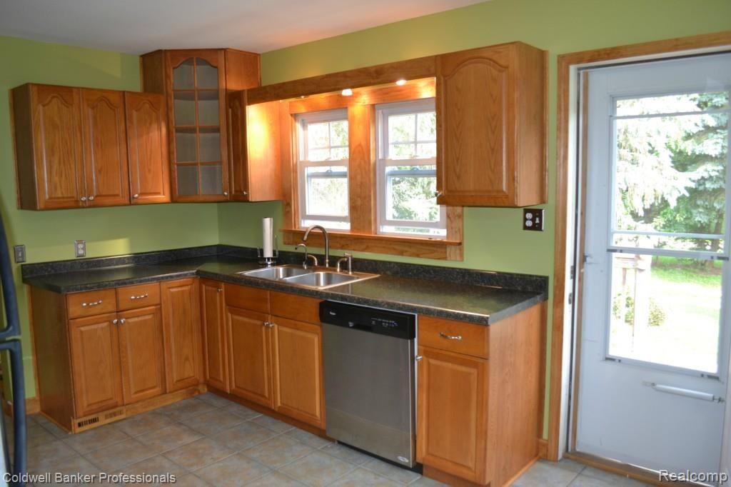 194 North Maple Leaf Road Lapeer, MI 48446 - Photo 15 of 28