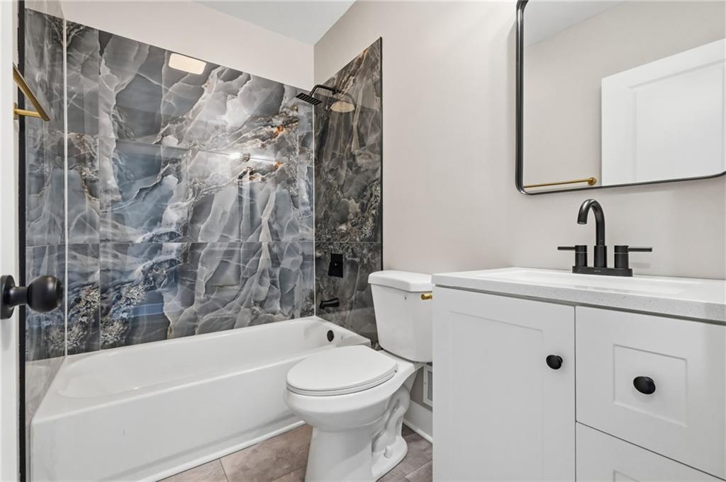 512 Pine Street Ambridge, PA 15003 - Photo 18 of 27 2nd floor Hall full bath