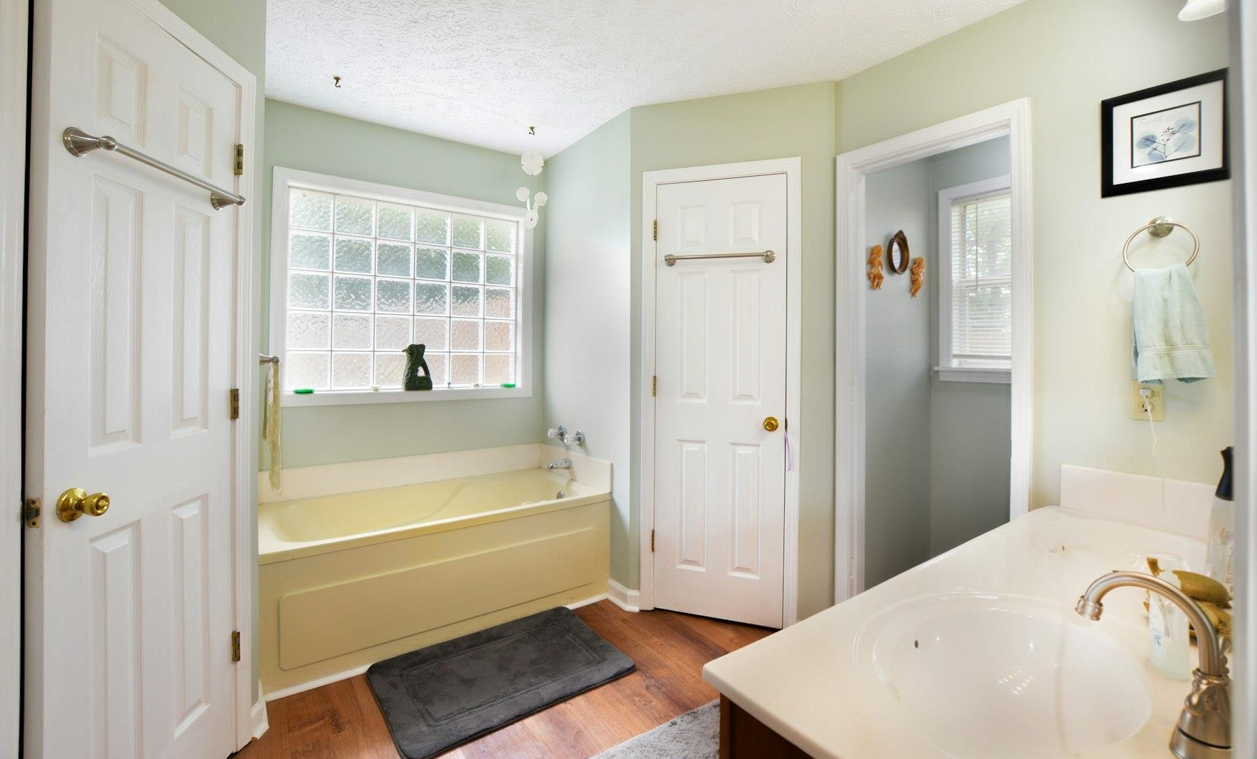 611 Gettysburg Drive Jackson, TN 38305 - Photo 14 of 19 a bathroom with a bathtub and a shower