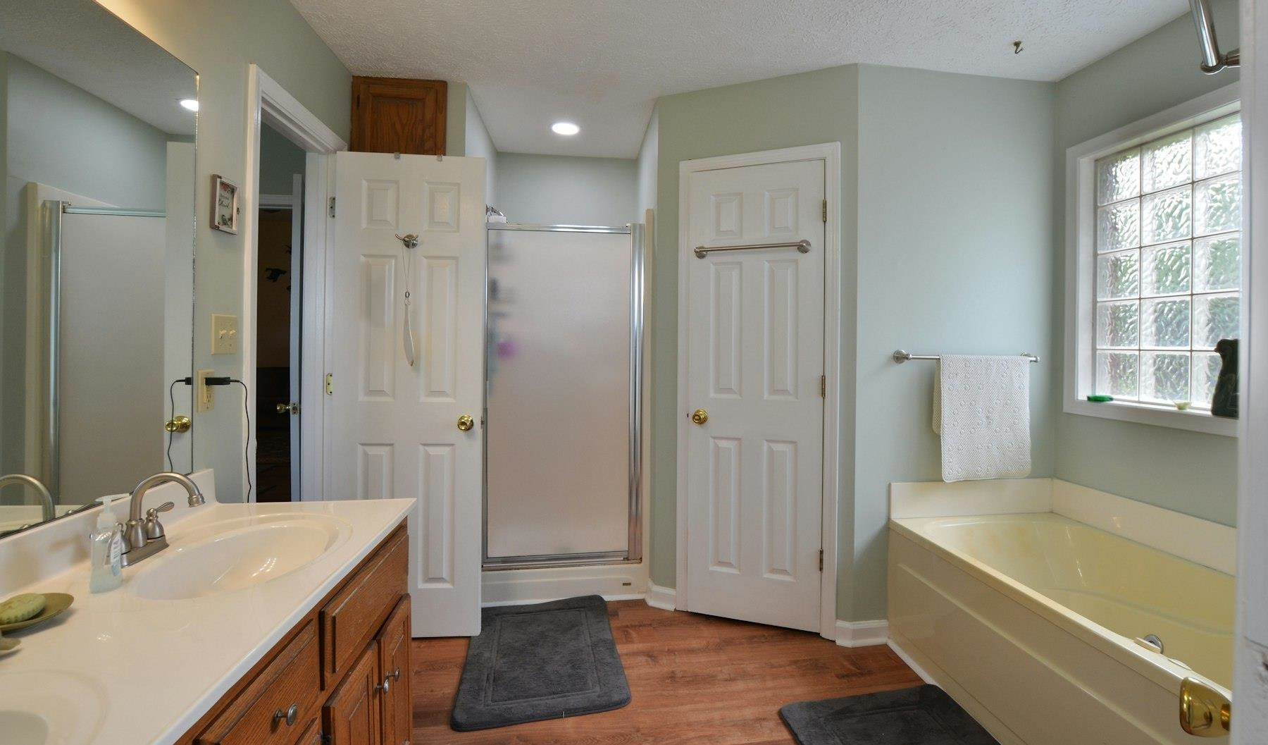 611 Gettysburg Drive Jackson, TN 38305 - Photo 15 of 19 a bathroom with a tub sink and mirror