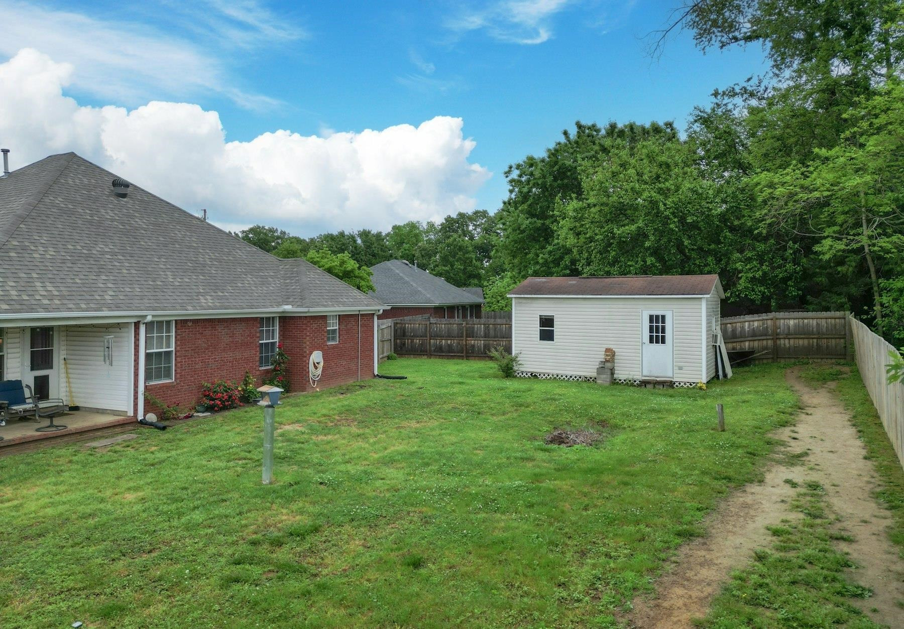 611 Gettysburg Drive Jackson, TN 38305 - Photo 4 of 19 a house view with a garden space