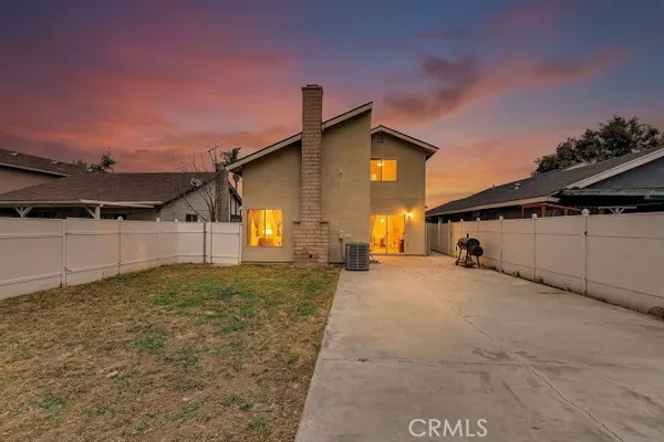a view of a house with backyard and garden