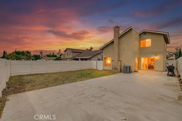 a view of a house with a backyard