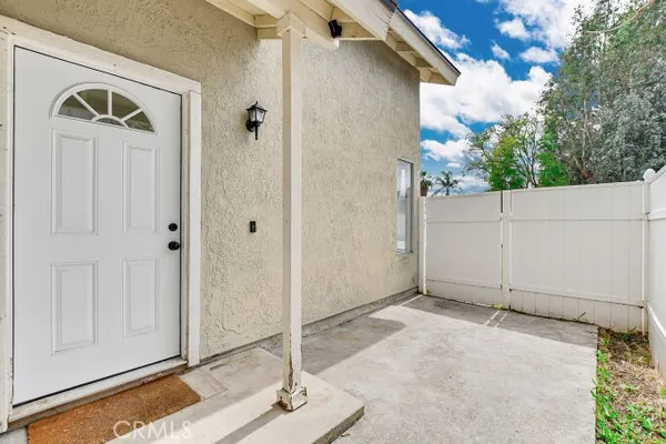 a view of a house with backyard