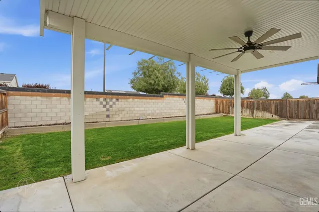 a view of a house with backyard
