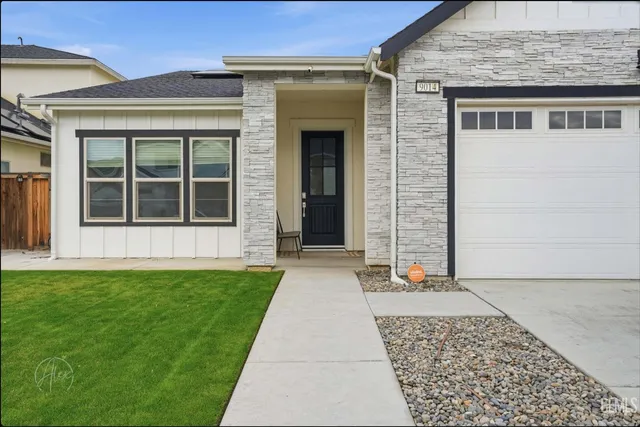 a view of house with yard