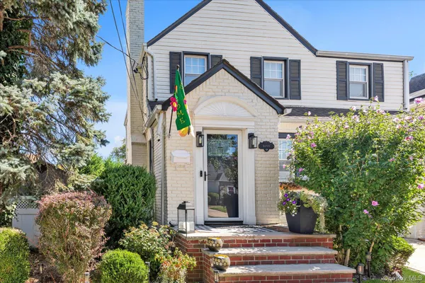 $830,000 | 16 Farnum Street, Lynbrook, NY 11563