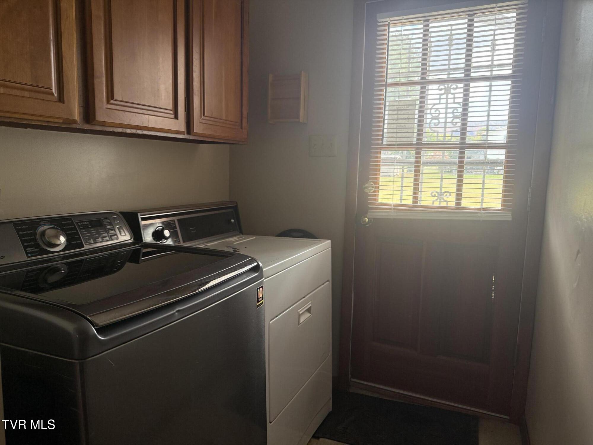 315 9th Street Erwin, TN 37650 - Photo 9 of 13 315_9th_Mudroom