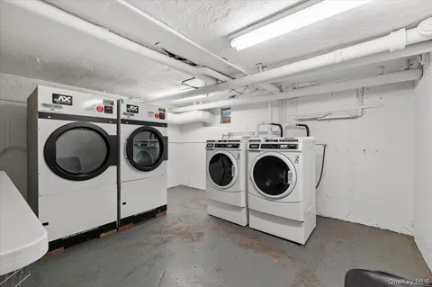 $289,000 | 11 Edmunton Drive, Unit E5, North Babylon, NY 11703