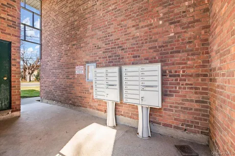 $289,000 | 11 Edmunton Drive, Unit E5, North Babylon, NY 11703