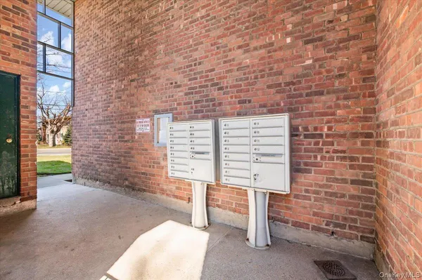 $289,000 | 11 Edmunton Drive, Unit E5, North Babylon, NY 11703