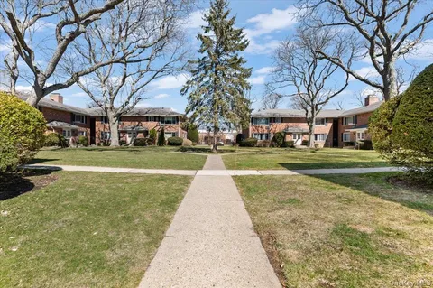 $289,000 | 11 Edmunton Drive, Unit E5, North Babylon, NY 11703