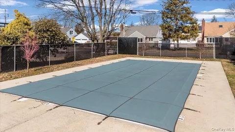 $289,000 | 11 Edmunton Drive, Unit E5, North Babylon, NY 11703