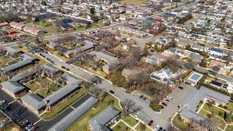 $289,000 | 11 Edmunton Drive, Unit E5, North Babylon, NY 11703