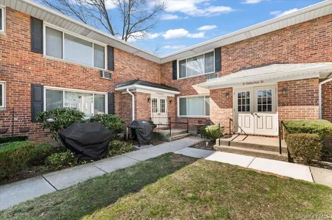 $289,000 | 11 Edmunton Drive, Unit E5, North Babylon, NY 11703